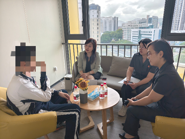 工作人员对未成年人进行辅导.png