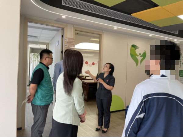 工作人员介绍探望基地.png