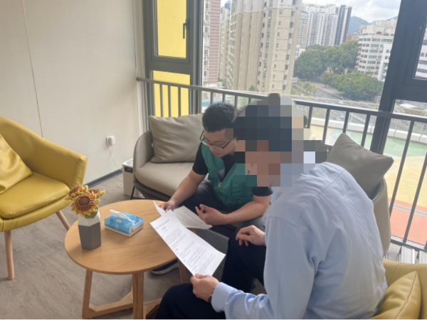 工作人员对家长进行心理疏导.png